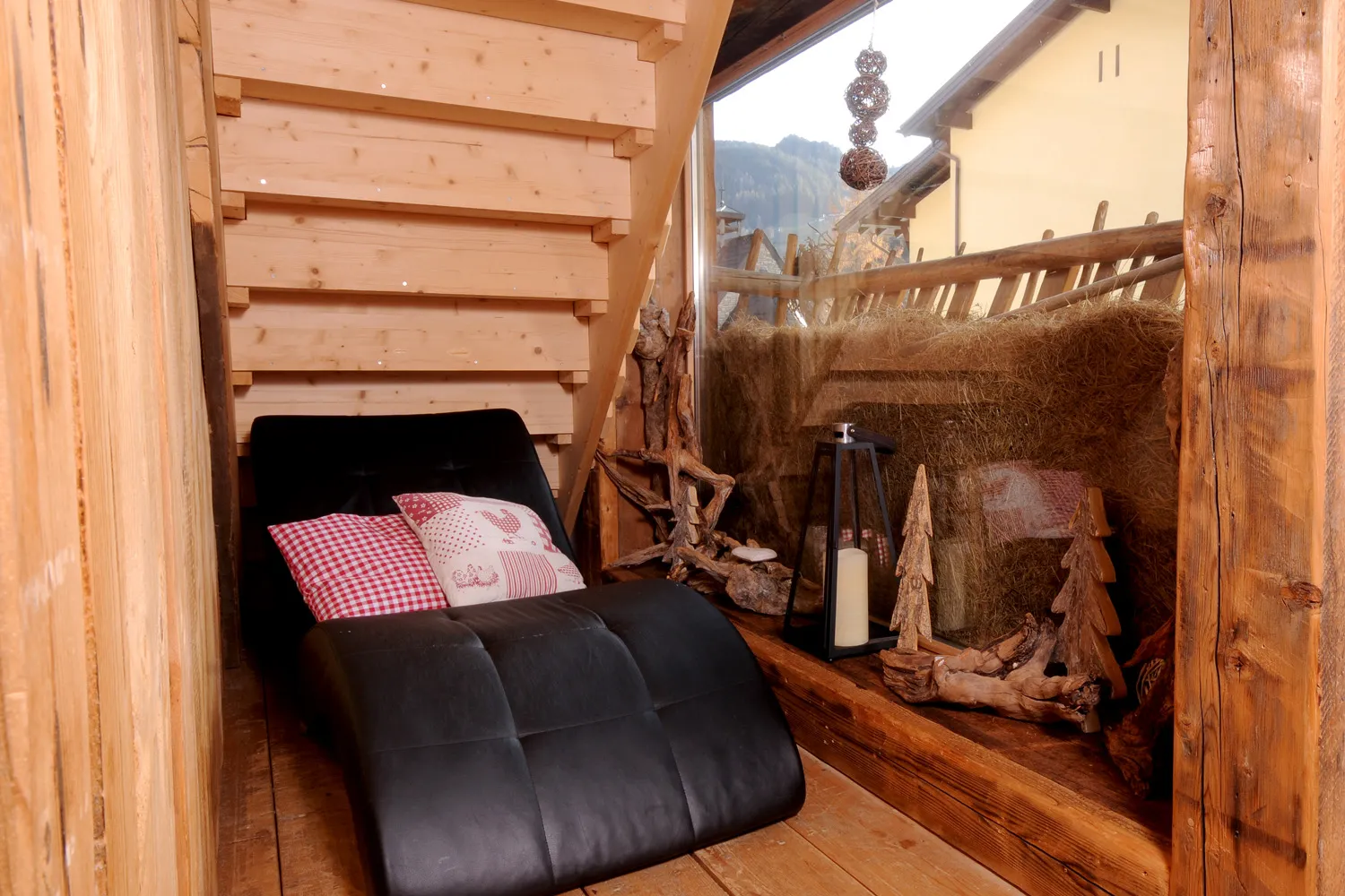 Liegesessel aus Leder in einer Holzecke unter der Treppe