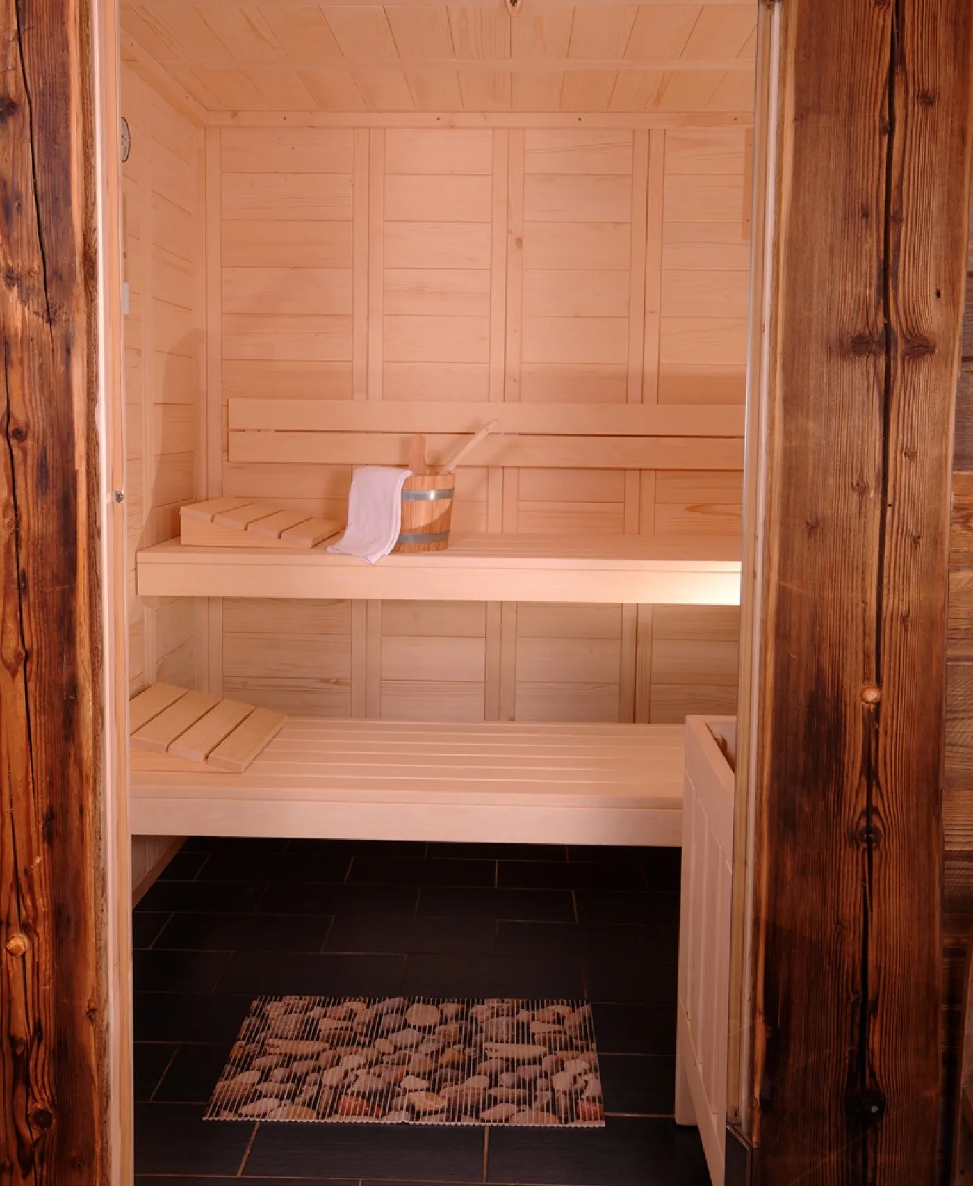 Sauna mit Holzbänken im Almchalet am Hochkönig