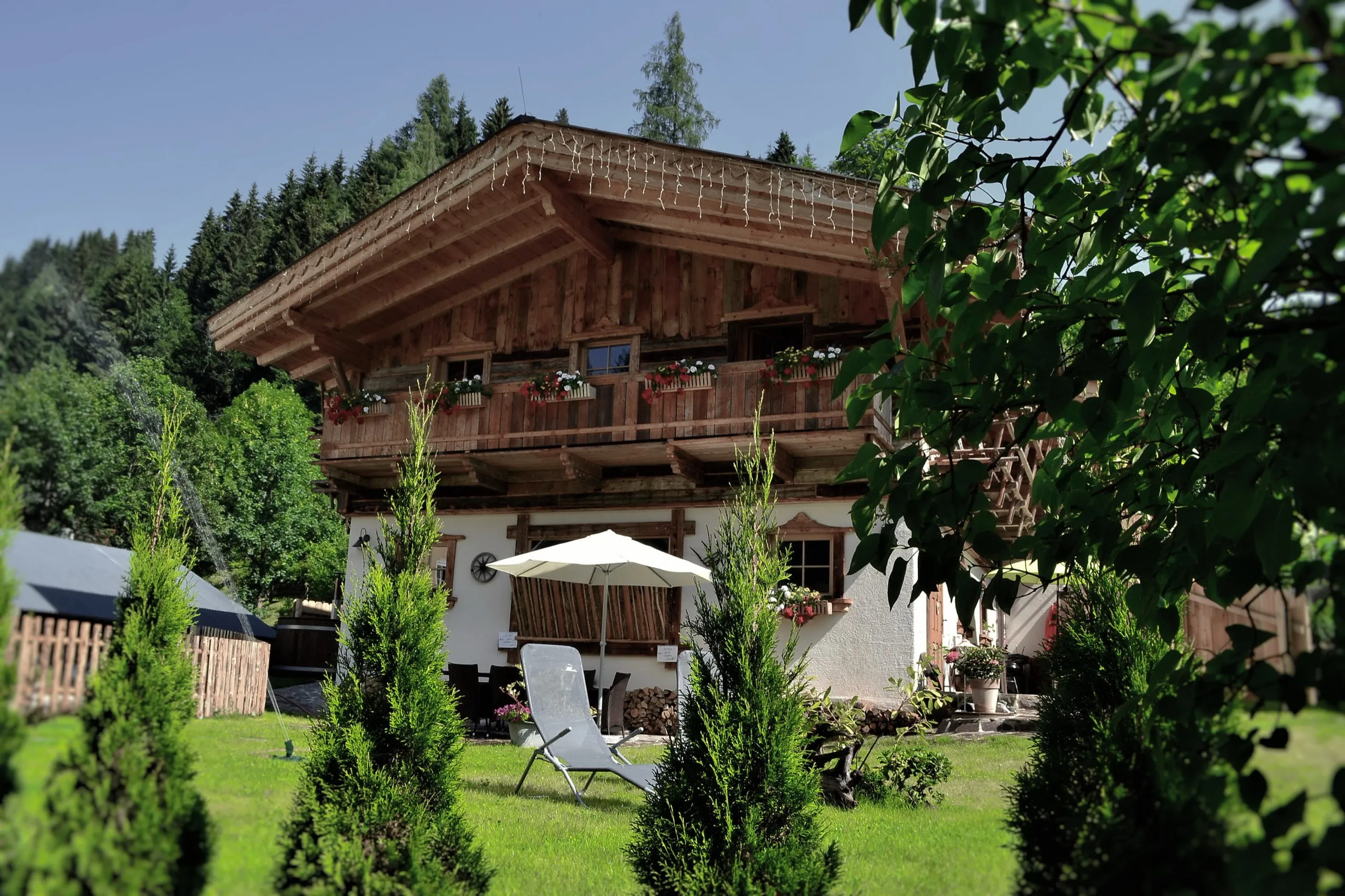 Almchalet am Hochkönig mit Garten und Liegestühlen im Sommer