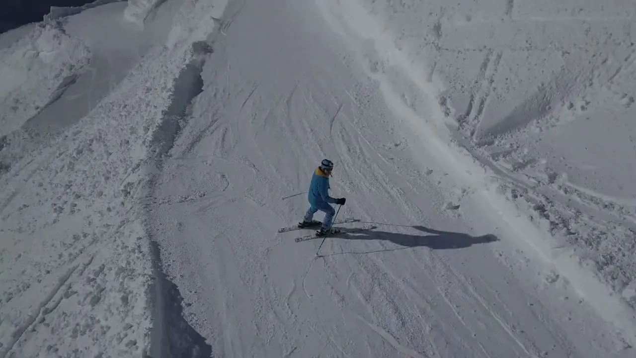 Skifahrer auf einer breiten Piste im Tiefschnee, Luftaufnahme